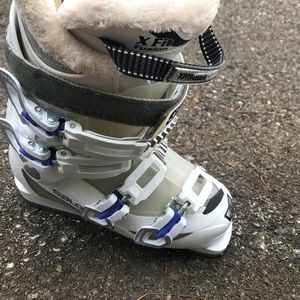 Women’s ski boots